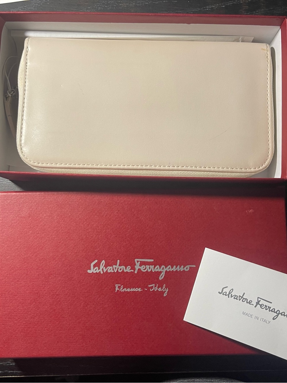 Salvatore Ferragamo Cream Leather Vara Bow Zip Wallet - Picture 2 of 4